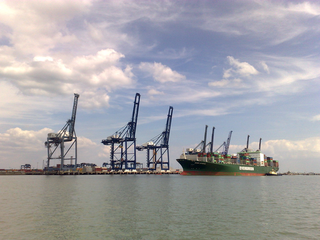 Terminal portuaria con grúas y buque de contenedores