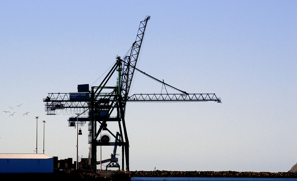 Operación de grúa pórtico en terminal de contenedores
