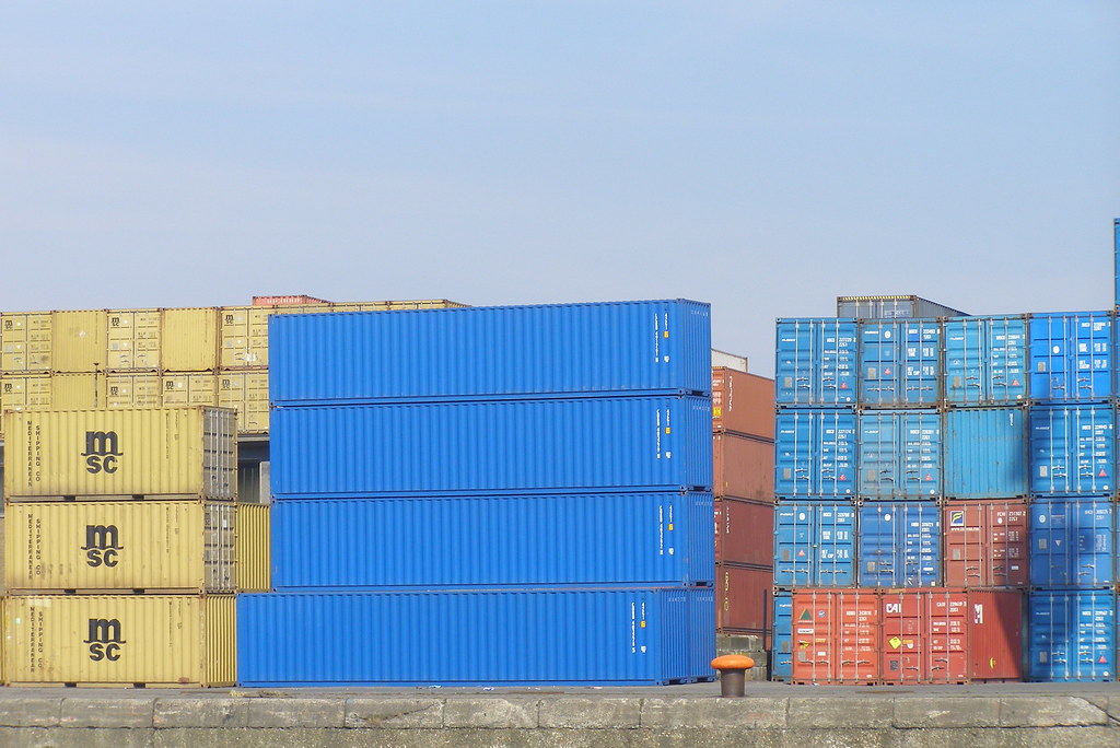 Terminal portuaria con contenedores apilados